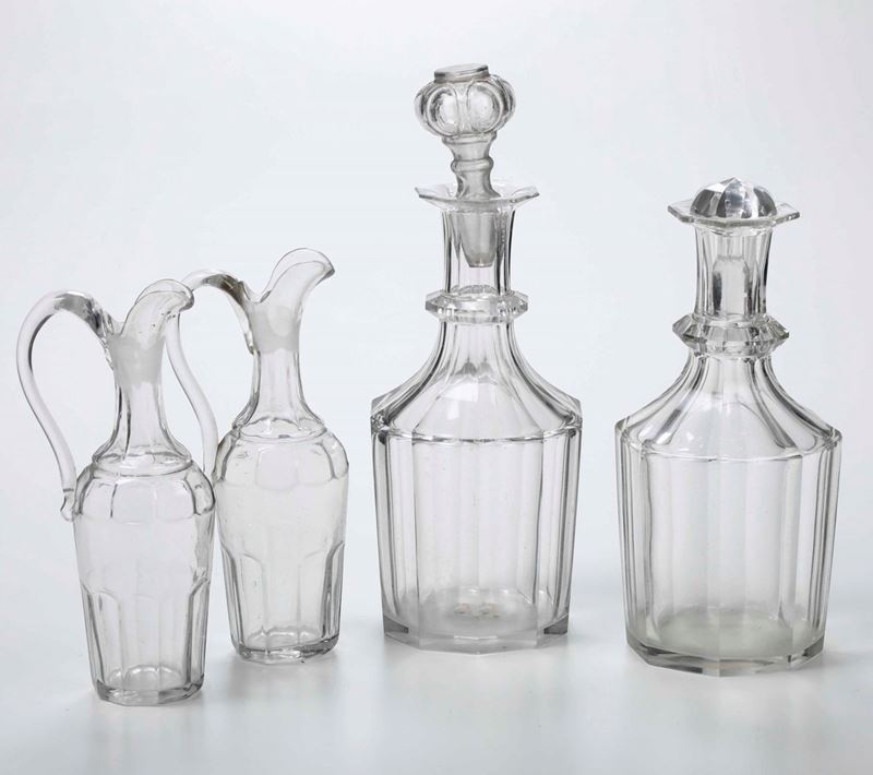 Due bottiglie di vetro e 2 piccole caraffe in vetro  - Asta Opere e Arredi da Dimore Lombarde - Cambi Casa d'Aste