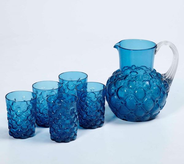 Cinque bicchieri e una caraffa in vetro blu