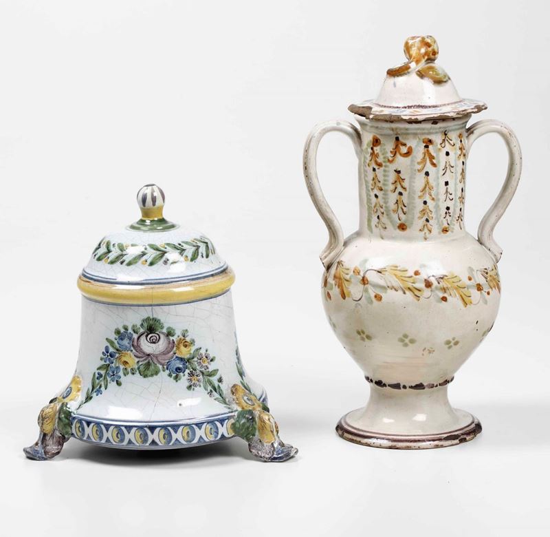Un vaso e un coperchio, una lampada pensile Puglia e Pesaro, XIX secolo  - Asta Ceramiche | Cambi Time - Cambi Casa d'Aste
