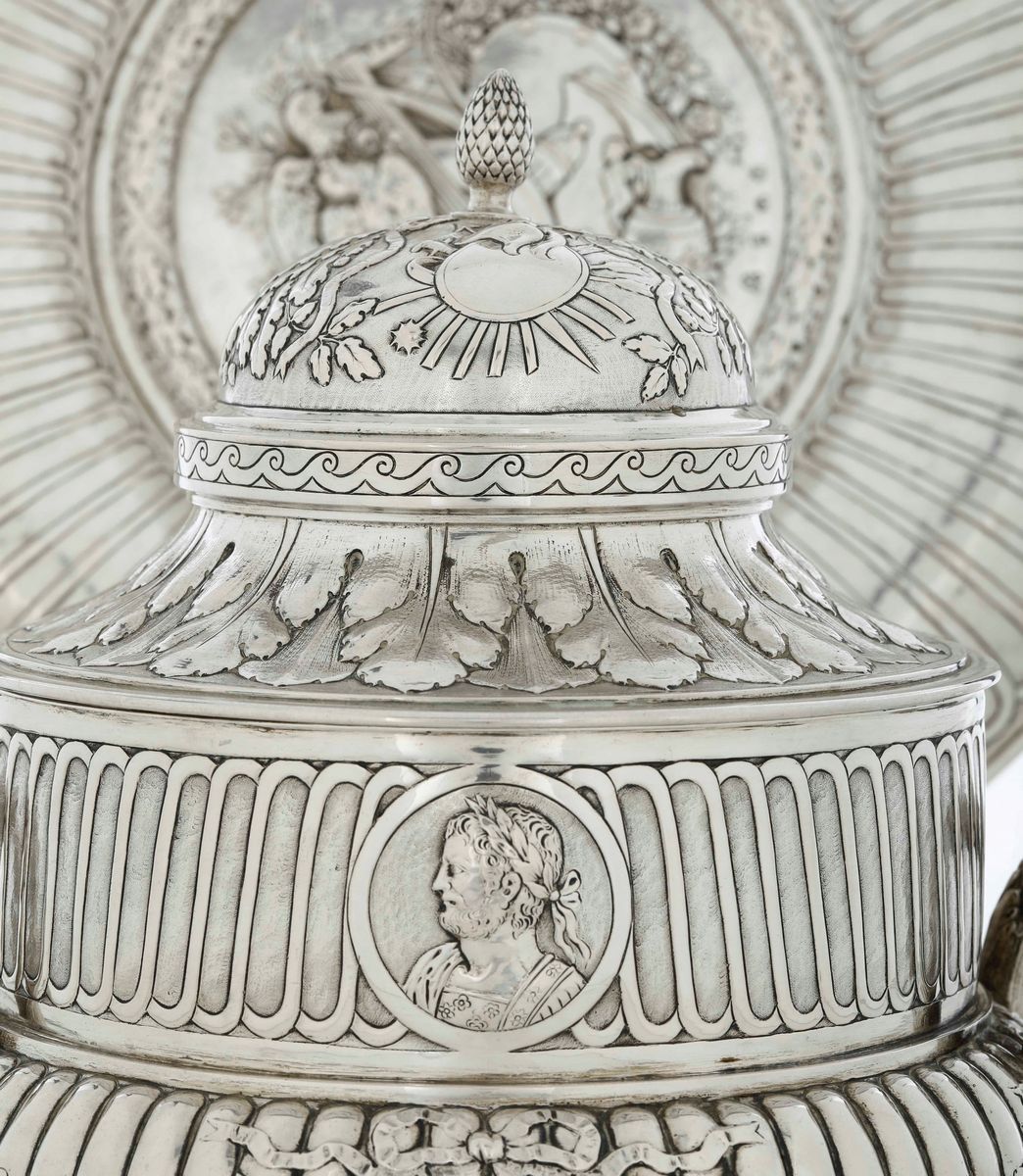 Zuppiera con Presentoire Argento Fuso, Sbalzato e Cesellato Germania Hanau XIX - XX Secolo, Argen...