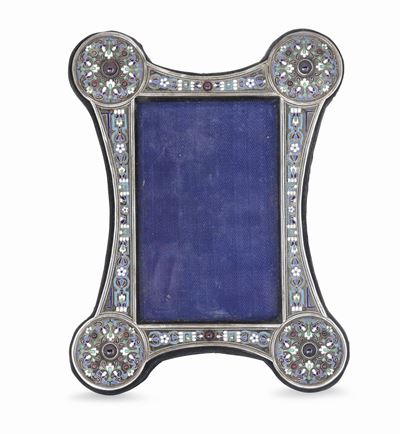 Cornice in Argento Sbalzato e Cesellato, Smalti Policromi e Cloisonnè e Granati Cabochon. Marchi ...