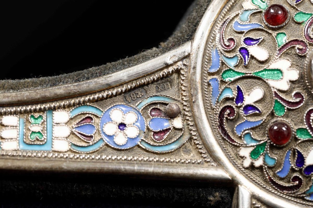 Cornice in Argento Sbalzato e Cesellato, Smalti Policromi e Cloisonnè e Granati Cabochon. Marchi ...
