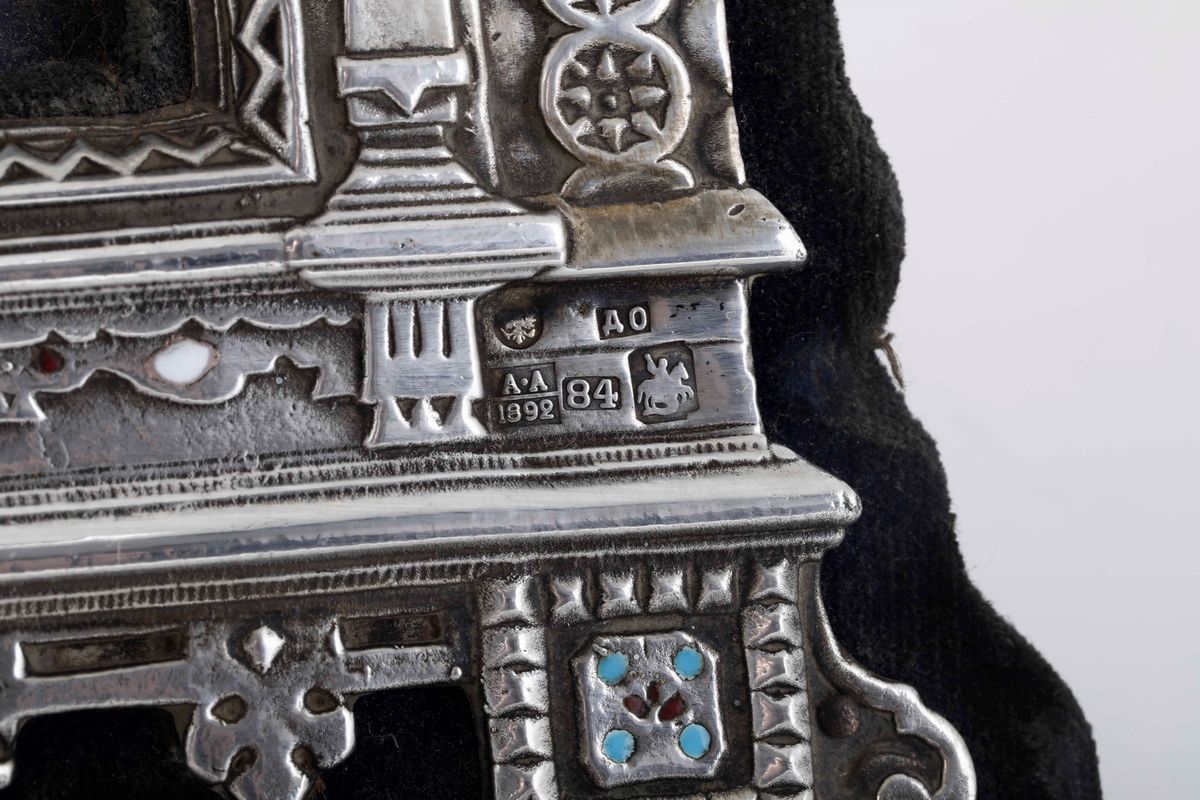 Cornice Architettonica. Argento Fuso, Sbalzato e Cesellato e Smalti Policromi. Marchi della Città...