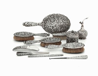 Servizio da Toilette, Tiffany Argento Sterling Sbalzato, Cesellato ed Altri Materiali. Stati Unit...