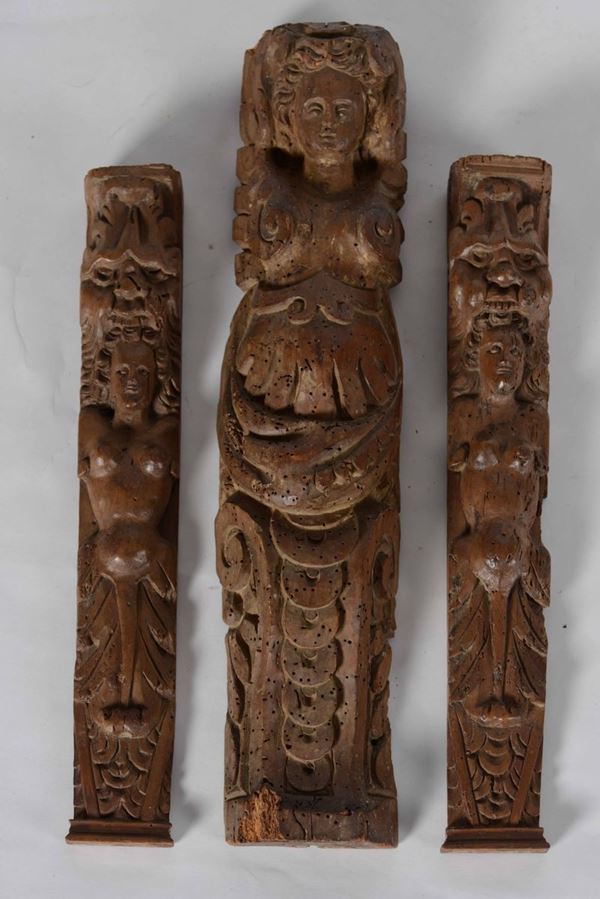 Tre antiche lesene figurate. Legno scolpito. Epoca XVI-XVII secolo