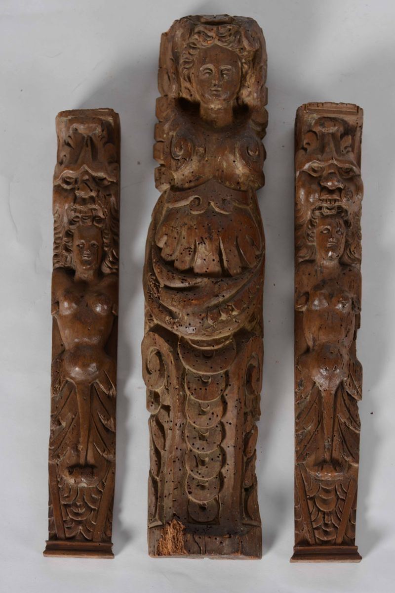 Tre antiche lesene figurate. Legno scolpito. Epoca XVI-XVII secolo  - Auction Antique February | Cambi Time - Cambi Casa d'Aste