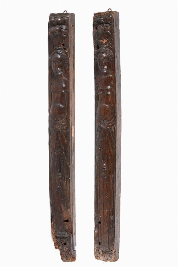Coppia di antiche lesene figurate in legno scolpito. XVI-XVII secolo
