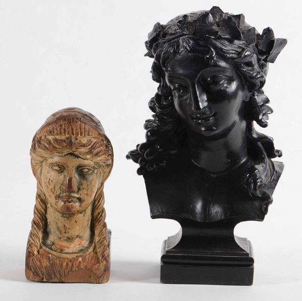 Due busti scolpiti raffiguranti figure femminili, uno fine XIX secolo in legno ebanizzato, l’altro del periodo Impero