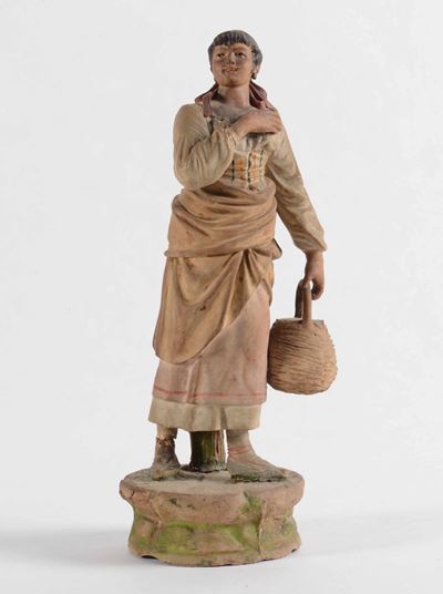 Scultura in Terracotta Modellata a Stecco e Dipinta, Raffigurante Giovane Popolana con Cesto. Pla...