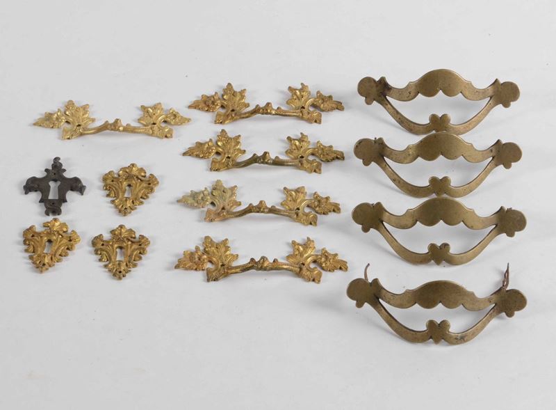 Due serie di maniglie d'epoca e 4 bocchette in bronzo e bronzo dorato  - Auction Antique February | Cambi Time - Cambi Casa d'Aste