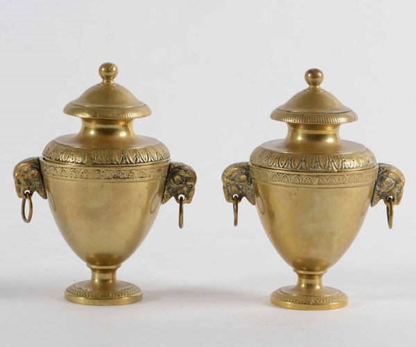 Coppia di vasetti in bronzo dorato. XIX secolo