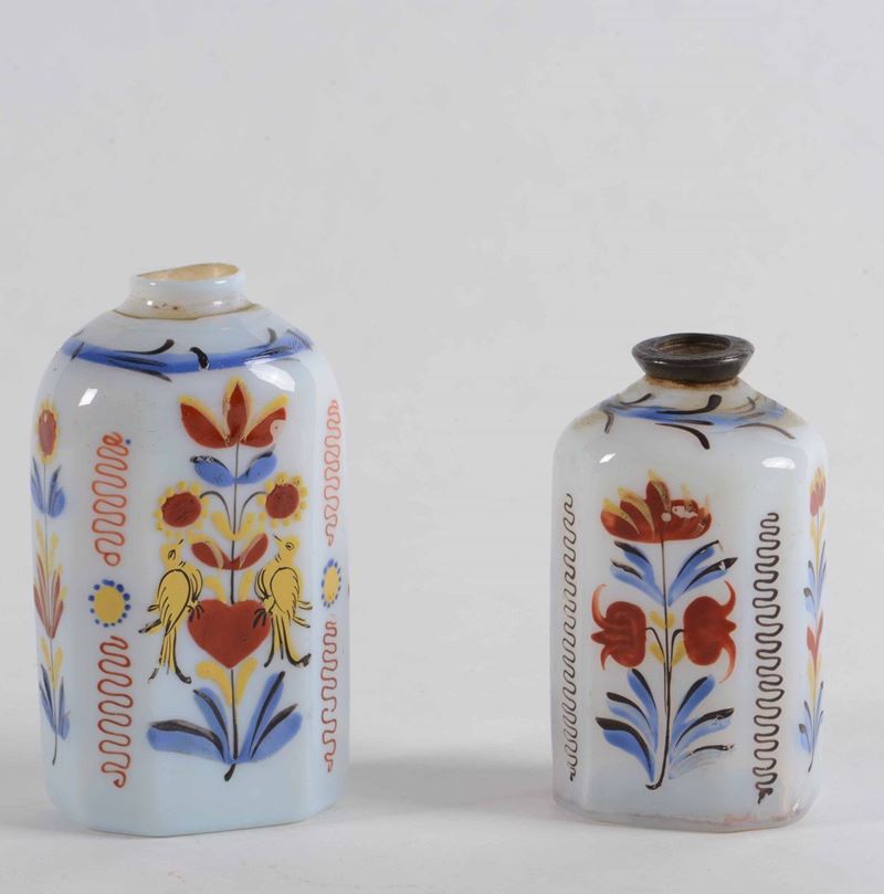 Due antiche bottiglie in vetro lattimo  - Asta Antiquariato. 180 lotti provenienti da un affidamento privato | Cambi Time - Cambi Casa d'Aste
