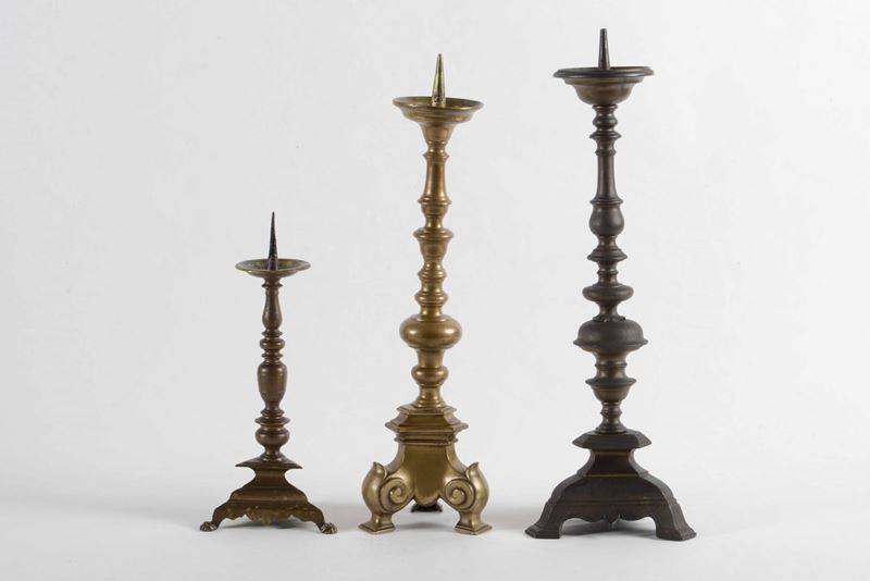 Tre antichi candelieri in bronzo, XVII-XVIII secolo  - Asta Antiquariato. 180 lotti provenienti da un affidamento privato | Cambi Time - Cambi Casa d'Aste