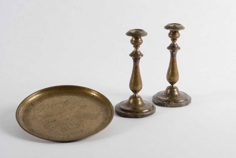 Coppia di candelieri e piatto in bronzo. XIX secolo  - Auction Antique February | Cambi Time - Cambi Casa d'Aste