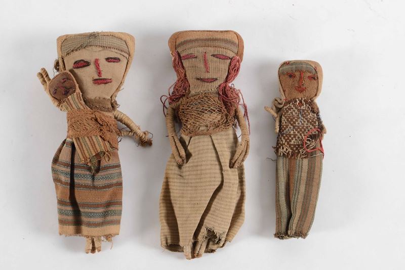Tre bambole in stoffa, cultura Chancay  - Asta Antiquariato. 180 lotti provenienti da un affidamento privato | Cambi Time - Cambi Casa d'Aste