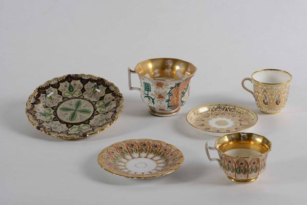 Tre tazzine e tre piattini del XIX secolo in porcellana dipinta e dorata
