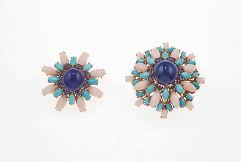 Coppia di spille a soggetto floreale con lapislazzuli, turchesi, coralli e piccoli zaffiri  - Auction Spring Jewels - I - Cambi Casa d'Aste