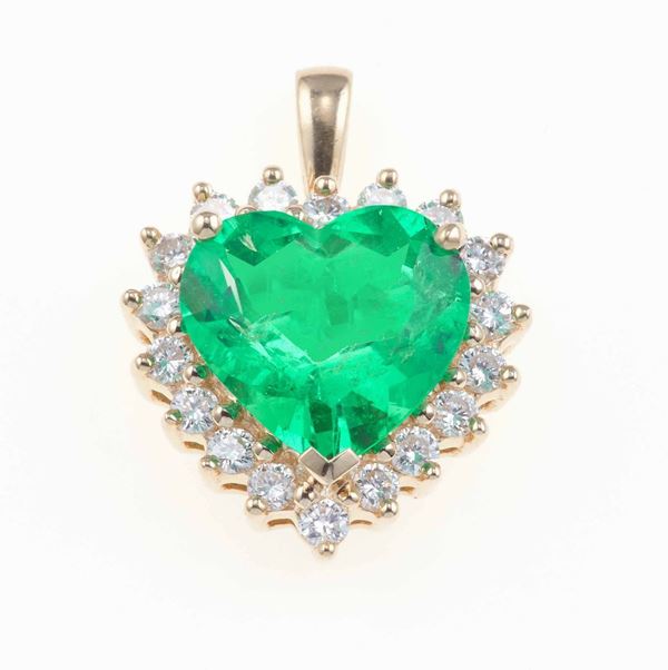 Pendente con smeraldo Colobia, taglio a cuore, di ct 4.40 e diamanti a contorno