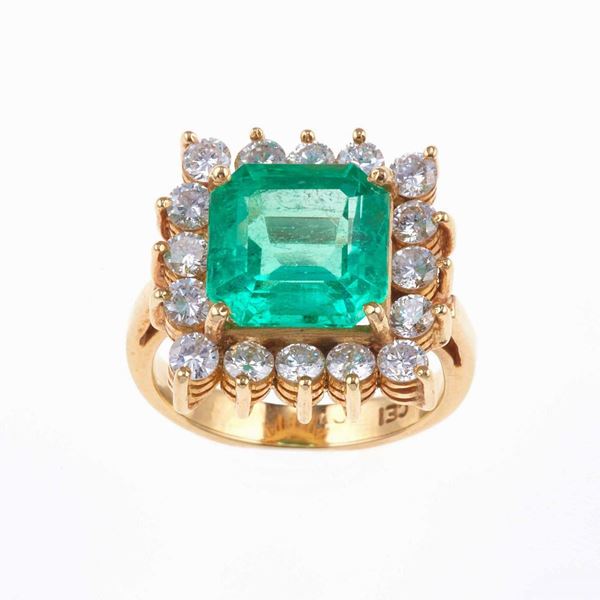 Anello con smeraldo Colombia di ct 3.70 circa e diamanti taglio brillante a contorno per ct 1.20 circa