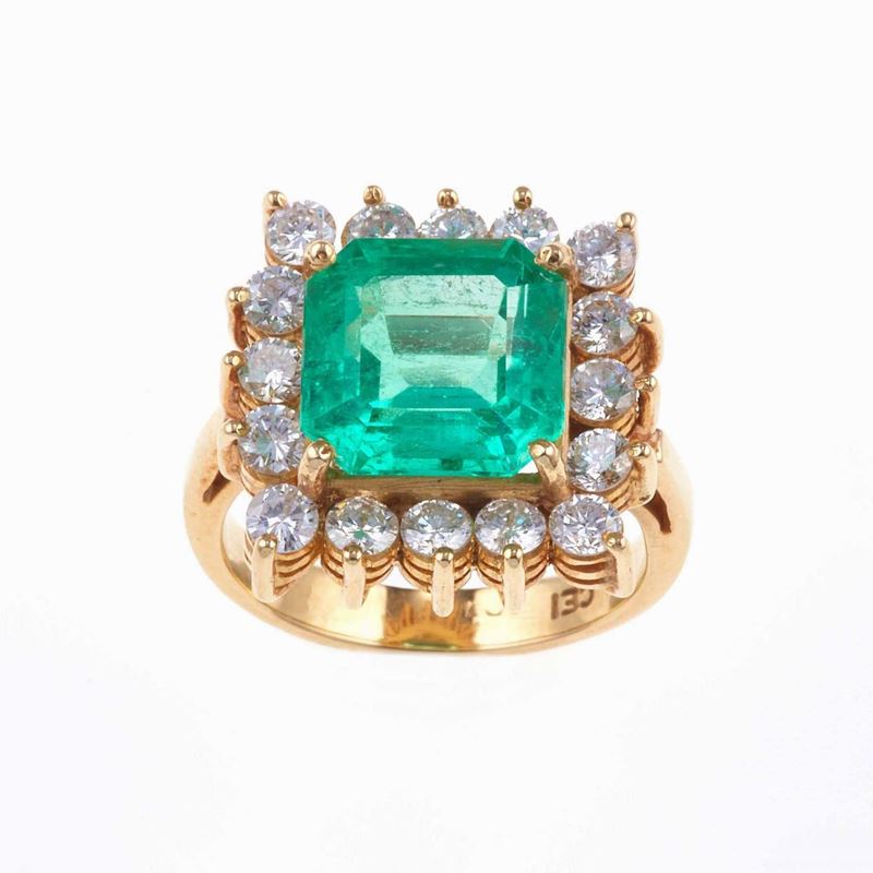 Anello con smeraldo Colombia di ct 3.70 circa e diamanti taglio brillante a contorno per ct 1.20 circa  - Asta Summer Jewels | Cambi Time - Cambi Casa d'Aste
