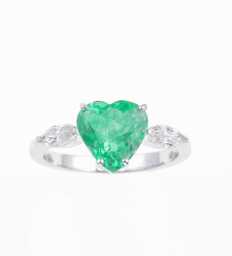 Anello con smeraldo Colombia, taglio a cuore, di ct 1.99 e due diamanti taglio navetta  - Asta Summer Jewels | Cambi Time - Cambi Casa d'Aste