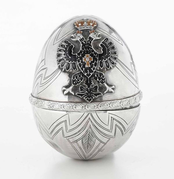 Uovo in argento fuso, sbalzato, cesellato, smalti policromi e pietre dure cabochon. Bolli russi per l’anno 1879.