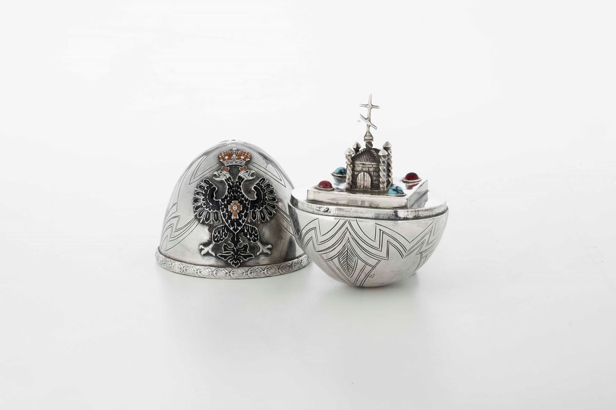 Uovo in Argento Fuso, Sbalzato, Cesellato, Smalti Policromi e Pietre Dure Cabochon. Bolli Russi p...