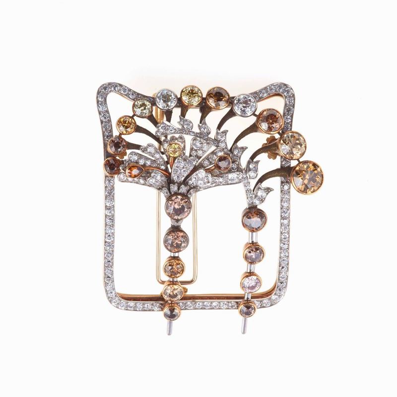 Spilla con decoro a palmette e diamanti colorati degradanti  - Auction Fine Jewels - III - Cambi Casa d'Aste