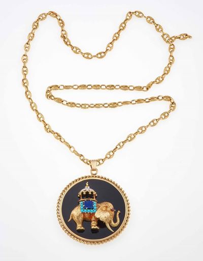 Fred Paris. Pendente Raffigurante un Elefante con Turchesi, Lapislazzuli, Quarzo Citrino, Diamant...