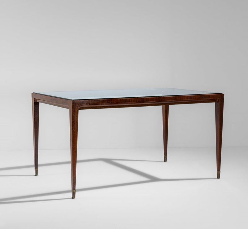 Tavolo rettangolare con struttura e sostegni in legno, piano in cristallo e puntali in ottone.  - Auction Design - Cambi Casa d'Aste