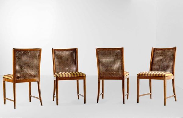 Quattro sedie con struttura in legno, schienale in paglia di Vienna e rivestimenti in tessuto.