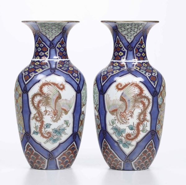 Coppia di piccoli vasi in porcellana con figure di fenici entro riserve, Giappone, periodo Meiji (1868-1912)