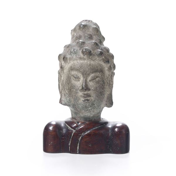 Piccola testa di divinità muliebre in pietra, Khmer, XX secolo