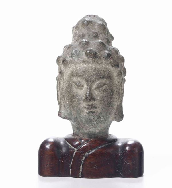 Piccola testa di divinità muliebre in pietra. Indocina, XX secolo