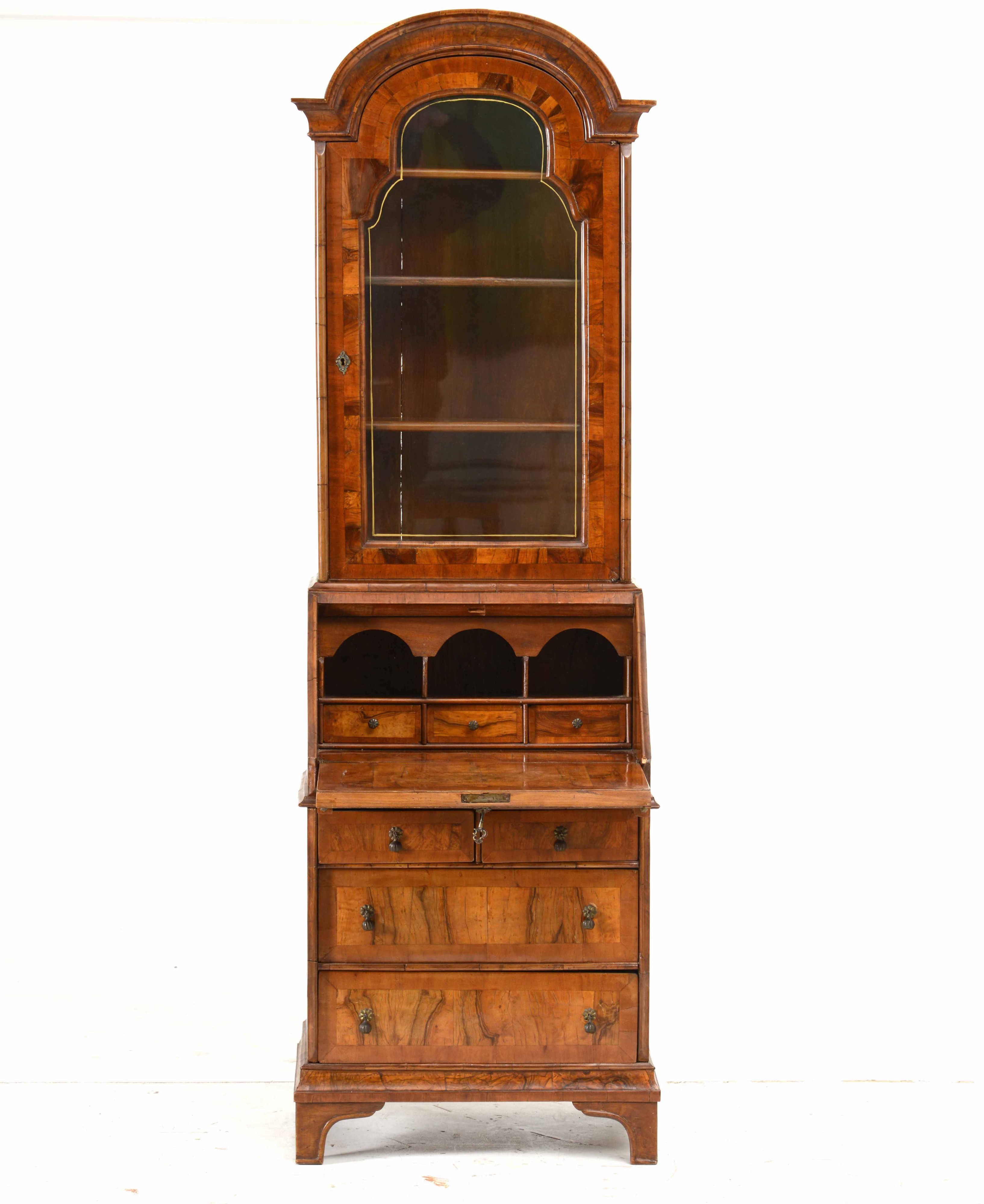 Piccolo Mobile a Due Corpi con Ribalta in Noce e Radica di Noce. Veneto, Stile XVIII Secolo, XX S...