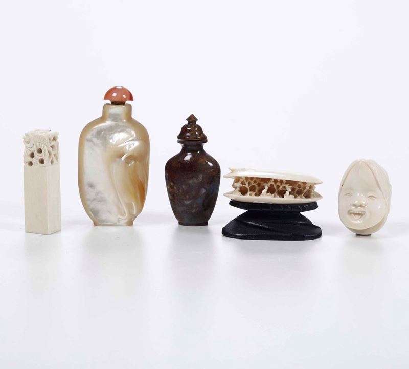 Lotti di cinque oggetti orientali tra cui due snuff bottles  - Asta Antiquariato | Cambi Time - Cambi Casa d'Aste