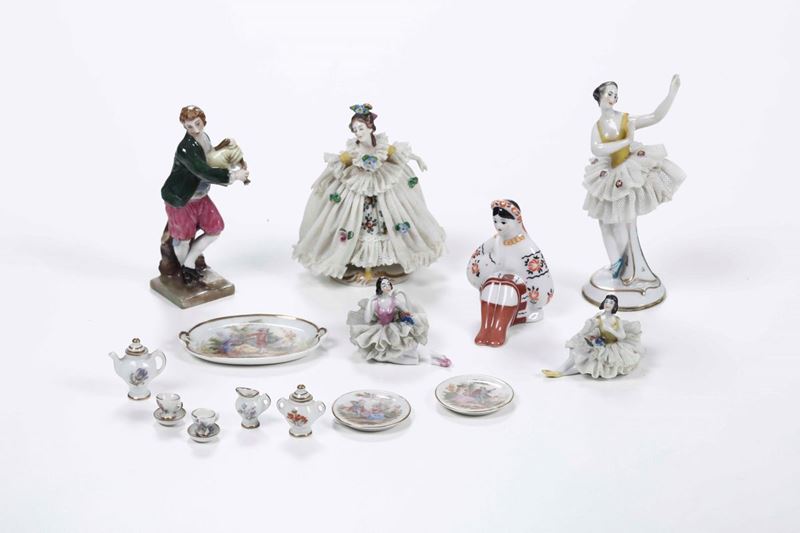 Un servizietto da tè in miniatura e sei figurine Francia e Germania, fine XIX e XX secolo  - Auction Ceramics | Cambi Time - Cambi Casa d'Aste