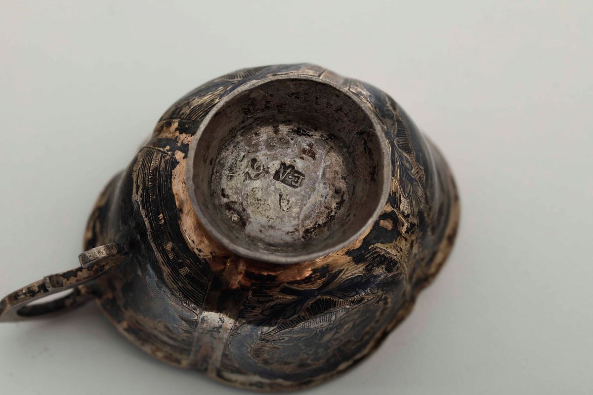 Bicchiere e Tazza in Argento e Niello Cesellato. Inizi XIX Secolo