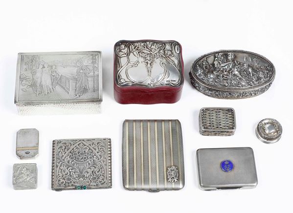 Lotto di dieci scatole in argento e altri materiali. Misure diverse.  Varie manifatture italiane, inglesi e tedesche del XX secolo.