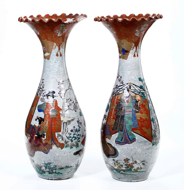 Coppia di vasi Imari raffigurante scena di vita comune, Giappone, inizio XX secolo