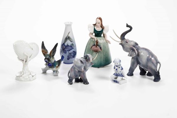 Diverse ceramiche Due elefanti, un gruppo con uccellini, una conchiglia, due figurine e un vasetto