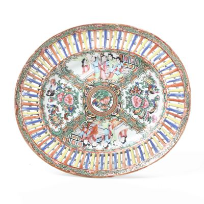 Piccolo Vassoio Traforato in Porcellana con Scene di Vita Comune Entro Riserve, Canton, Cina, Din...