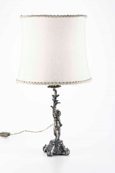 Candeliere con putto in metallo argentato, lampada, stile settecentesco