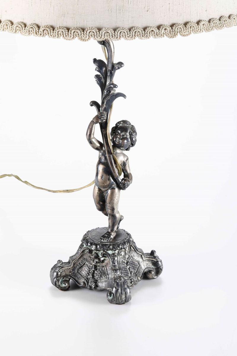 Candeliere con putto in metallo argentato, lampada, stile settecentesco