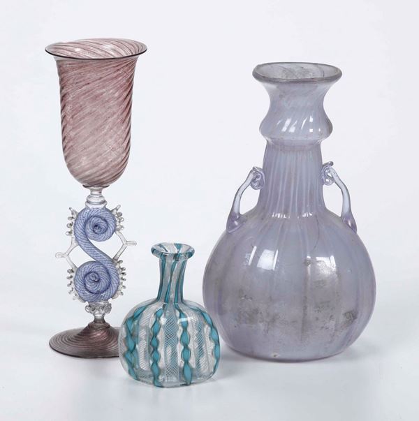 Lotto di un bicchiere ed una boccetta in vetro di Murano