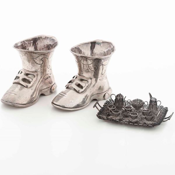Coppia di vasi in argento a foggia di stivali. Argenteria italiana del XX secolo