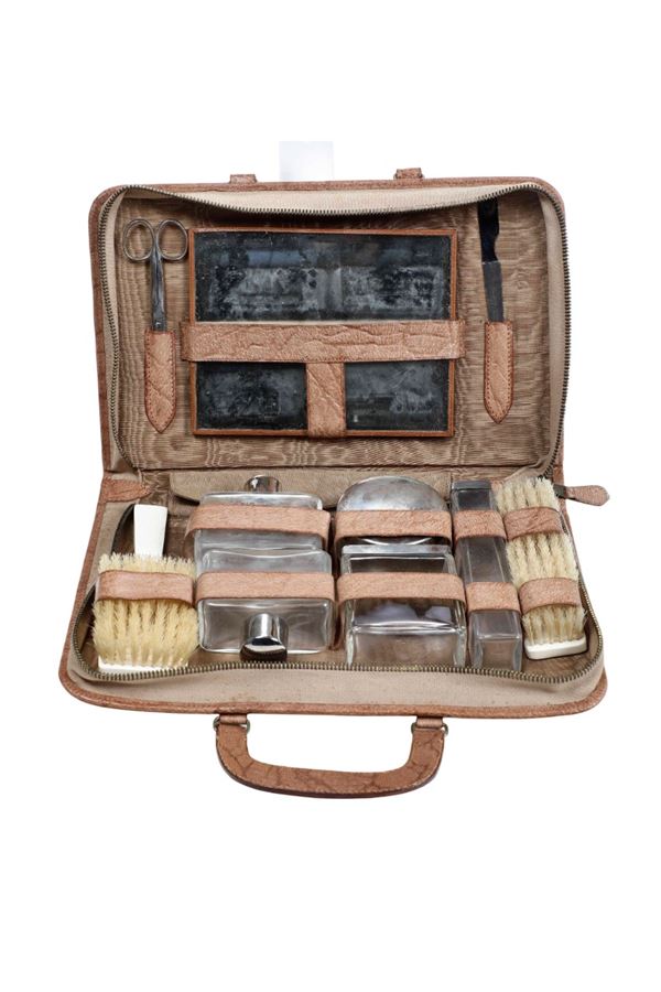 Necessaire da viaggio in custodia. XX secolo