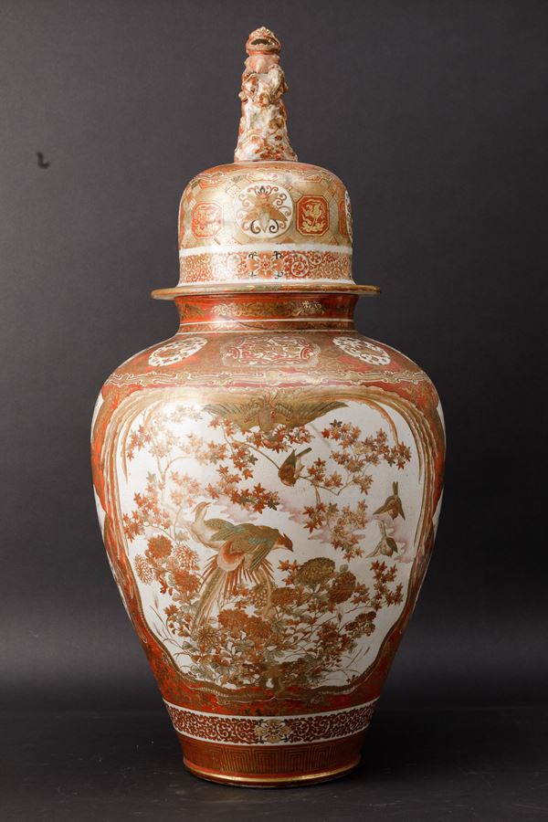 Grande potiche in porcellana Kutani con scene naturalistiche entro riserve, decori floreali e presa del coperchio a foggia di leone, Giappone, periodo Meiji (1868-1912)