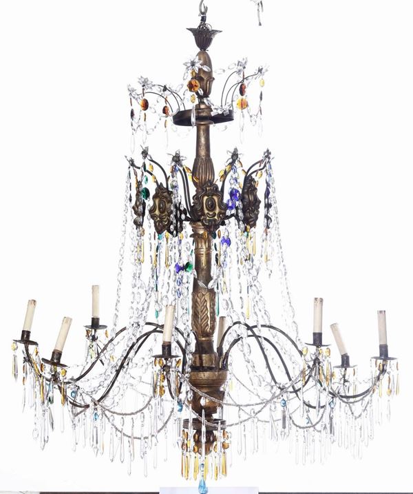 Grande lampadario in legno intagliato e dorato, cristalli e vetri colorati, Genova XVIII secolo