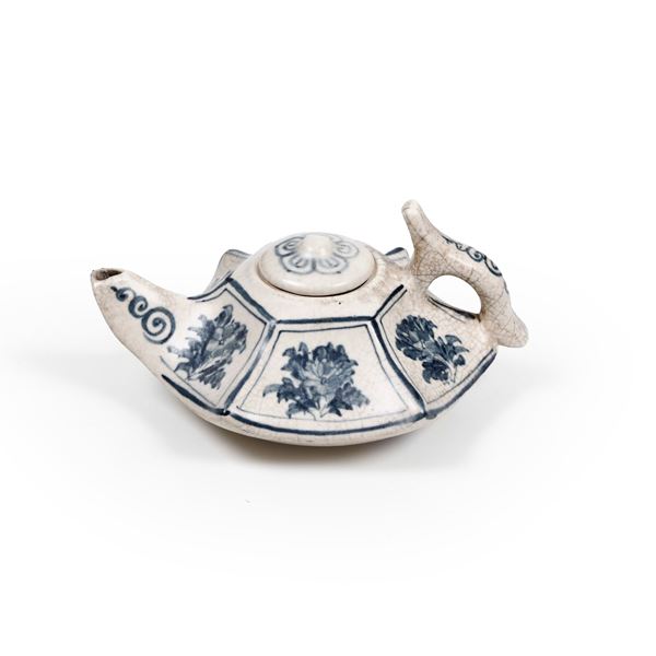 Teiera in porcellana bianca e blu a motivi floreali, Cina, Dinastia Ming (1368-1644)